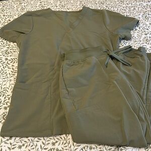 Mandala Scrub set. Size S/smalll petite pants. Olive green.